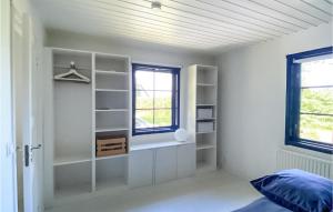 sypialnia z białymi ścianami, łóżkiem i oknem w obiekcie Gorgeous Home In Skivarp With Kitchen w mieście Skivarp