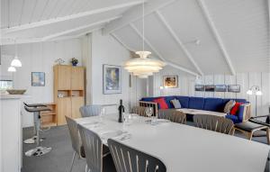 een woonkamer met een witte tafel en stoelen bij Cozy Home In Hvide Sande With Wifi in Hvide Sande