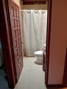 baño con aseo y ducha con ventana en Villas Rincón del Paraíso, en Las Palmas