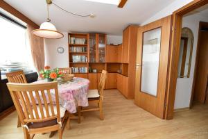 eine Küche und ein Esszimmer mit Tisch und Stühlen in der Unterkunft Haus "Jan am Strand" Appartement JAN504 in Döse + 11 Fotos