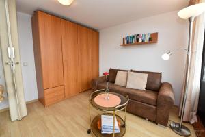 ein Wohnzimmer mit einer Couch und einem Tisch in der Unterkunft Haus "Jan am Strand" Appartement JAN504 in Döse