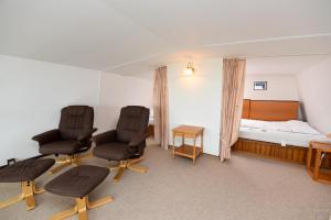 um quarto de hospital com duas cadeiras e uma cama em Haus "Jan am Strand" Appartement JAN504 em Döse