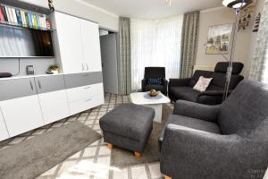 TV a/nebo společenská místnost v ubytování Appartementhaus "Pavillon" Appartement PAV02