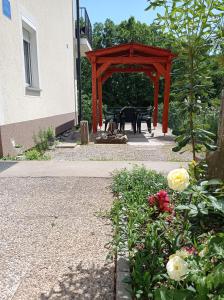 einen Pavillon mit einem Brunnen in einem Garten mit Blumen in der Unterkunft Apartment Zlatko in Matulji