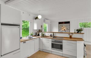 eine weiße Küche mit weißen Schränken und einem Waschbecken in der Unterkunft 2 Bedroom Pet Friendly Home In Hornbk in Hornbæk