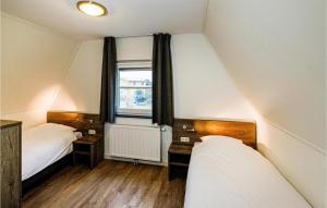 Dos camas en una habitación pequeña con ventana. en Grote Wiedenwoning 6P, en Giethoorn 3 fotos más