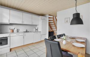 eine Küche und ein Esszimmer mit einem Tisch und Stühlen in der Unterkunft Stunning Home In Nrre Nebel With Wifi in Nørre Nebel