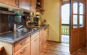 een keuken met een wastafel en een aanrecht bij Nice Home In Igls With Wifi in Innsbruck
