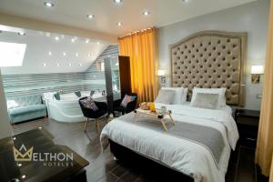 アヤクーチョにあるHotel Melthon Classのベッドとバスタブ付きのホテルルームです。