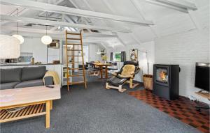 VestergårdにあるAwesome Home In Toftlund With 3 Bedrooms, Sauna And Wifiのリビングルーム(ソファ、暖炉付)