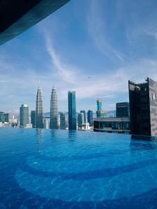 uitzicht op de stad vanuit het overloopzwembad van een wolkenkrabber bij Eaton Suites KLCC by QC in Kuala Lumpur