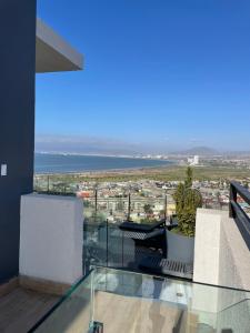 - Balcón de cristal con vistas al océano en Departamento con piscina vista panorámica, en Coquimbo