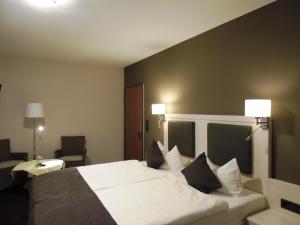 Hotel Prinz Heinrich tesisinde bir odada yatak veya yataklar