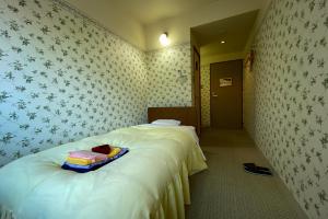 Rúm í herbergi á Tango Onsen Hashiudosou