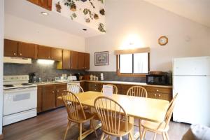 A kitchen or kitchenette at 3 Bedroom Home Close To Waterville Estates Recreation Center! - Sw43e