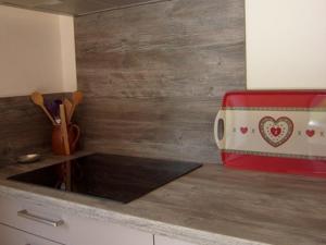 - une cuisine avec un grille-pain rouge sur un comptoir dans l'établissement Chalet 8 pers. au pied des pistes avec parking à 50m des remontées mécaniques - FR-1-733-2, à Crest-Voland 10 autres photos