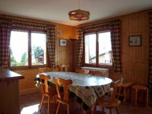 une salle à manger avec une table et des chaises dans l'établissement Chalet 8 pers. au pied des pistes avec parking à 50m des remontées mécaniques - FR-1-733-2, à Crest-Voland