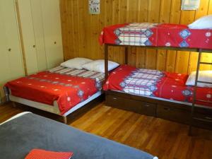 Ένα ή περισσότερα κρεβάτια σε δωμάτιο στο Chalet spacieux 10 pers. avec jardin, cheminée, cuisine équipée à Cohennoz, proche nature - FR-1-733-29 +8 φωτογραφίες