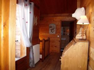 un couloir d'une cabane en rondins avec une lampe et une pièce dans l'établissement Chalet 8 pers. à 350m des pistes, 4 ch., WiFi, garage, poêle à bois, ensoleillé, Crest-Voland - FR-1-733-37, à Crest-Voland 7 autres photos