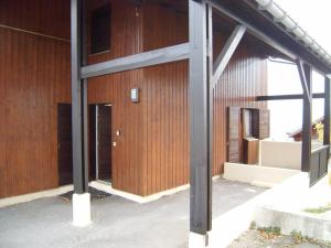 a large wooden building with a large glass door at Duplex cosy 3 pièces pour 6 pers. à Crest-Voland, balcon, proche des pistes et commerces - FR-1-733-58 in Crest-Voland +5 photos