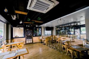 Un restaurante u otro lugar para comer en Goldberry Suites & Hotel Mactan