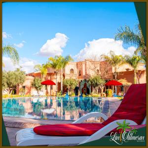 una piscina nel resort di disney wilderness di Las Palmeras Guest House a Marrakech