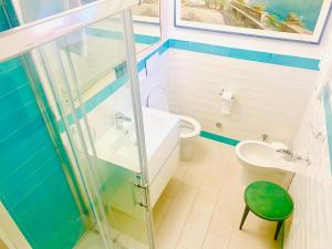 e bagno con doccia, servizi igienici e lavandino. di Scala Fenicia 14 by CapriRooms a Capri