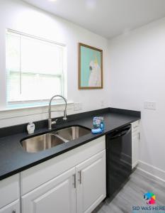 eine Küche mit Spüle und Fenster in der Unterkunft Perchcozy, Quiet Home Close To Sav, I-95 Pets in Savannah + 30 Fotos