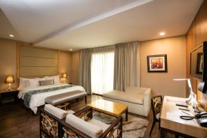 Una cama o camas en una habitación de Goldberry Suites & Hotel Mactan 37 fotos más