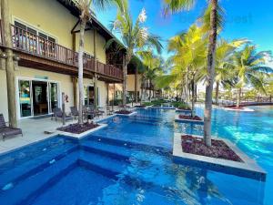 basen w ośrodku z palmami w obiekcie Golf Ville Resort - Porto das Dunas w mieście Aquiraz