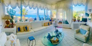 Gallery image of Scala Fenicia 14 by CapriRooms in Capri +23 photos