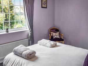 - une chambre avec un lit et des serviettes dans l'établissement Chimney Springs, à Ormesby Saint Michael