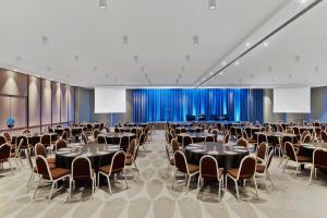 パリにあるLe Méridien Paris Arc De Triompheの大宴会場(テーブル、椅子付)