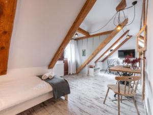 ein Schlafzimmer mit einem Bett und einem Tisch in einem Zimmer in der Unterkunft Comfortable holiday villa in the countryside, 8 bedrooms, 9 bathrooms, Be czna 