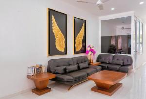 - un salon avec un canapé et une table dans l'établissement Hotel Rega Suites Guayabitos - Family & Kitchen, à Rincon de Guayabitos