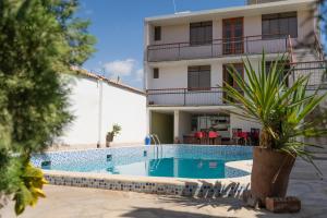 a swimming pool in front of a building at HOTEL AREQUIPA in Nazca