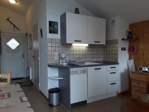 a kitchen with white cabinets and a sink at Appartement Crest-Voland, 2 pièces, 4 personnes - FR-1-733-99 in Crest-Voland