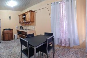 eine Küche mit einem Tisch und Stühlen im Zimmer in der Unterkunft Apartamento daly 1 in Guápiles
