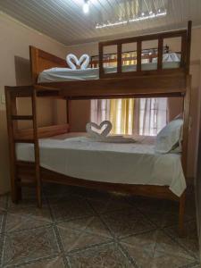 ein Etagenbett mit zwei Herzen am unteren Etagenbett in der Unterkunft Apartamento daly 1 in Guápiles