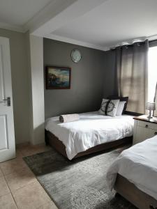 Tempat tidur dalam kamar di Mulberry Gardens Self Catering