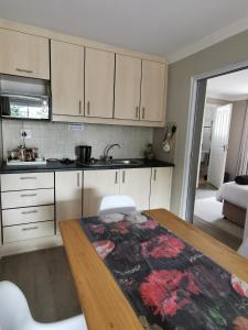 Una cocina con una mesa de madera en una habitación. en Mulberry Gardens Self Catering, en Swakopmund