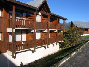 een huis met houten balkons aan de zijkant bij Appartement Crest-Voland, 2 pièces, 4 personnes - FR-1-733-110 in Crest-Voland