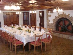 uma sala de jantar com uma mesa longa e cadeiras em Hotel Kreuz em Holderbank