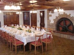 Hotel Kreuz في Holderbank: غرفة طعام مع طاولة وكراسي طويلة