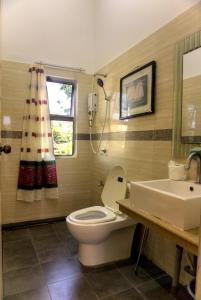 een badkamer met een toilet en een wastafel bij The Leaf Homestay in Lutong