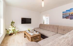 ein Wohnzimmer mit einem Sofa und einem Tisch in der Unterkunft Lovely Home In Pula With Wifi in Pula