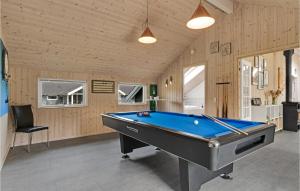 Bøtø ByにあるBeautiful Home In Vggerlse With 4 Bedrooms, Sauna And Wifiのビリヤードルーム(ビリヤード台付)