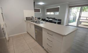 Kuchyň nebo kuchyňský kout v ubytování Cardiff Executive Apartments