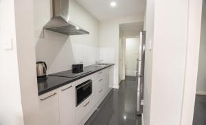 Kuchyň nebo kuchyňský kout v ubytování Cardiff Executive Apartments