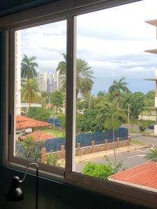 okno z widokiem na miasto w obiekcie Modern apartment 01 w Panamie